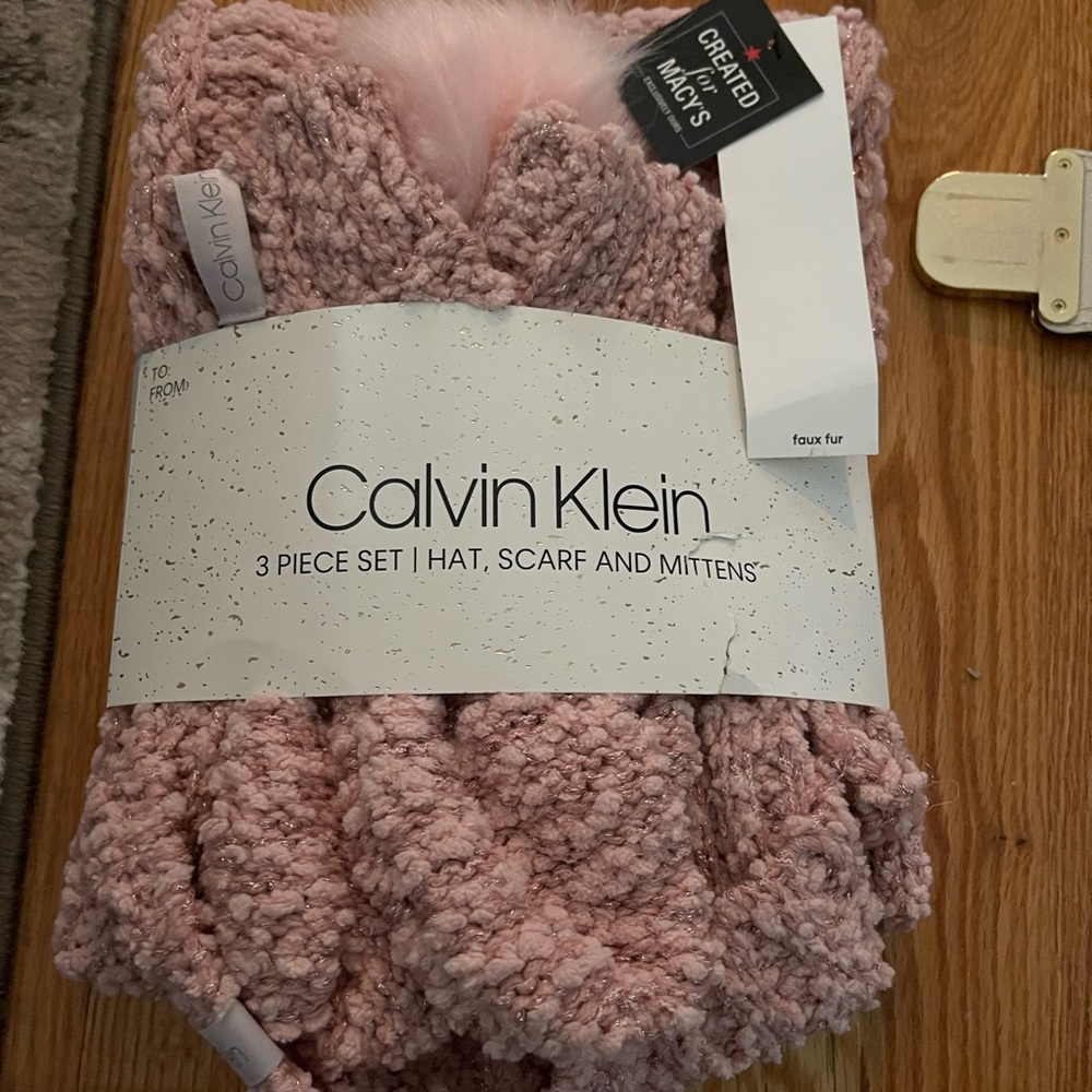 Calvin Klein 3 piece hat gloves scarf